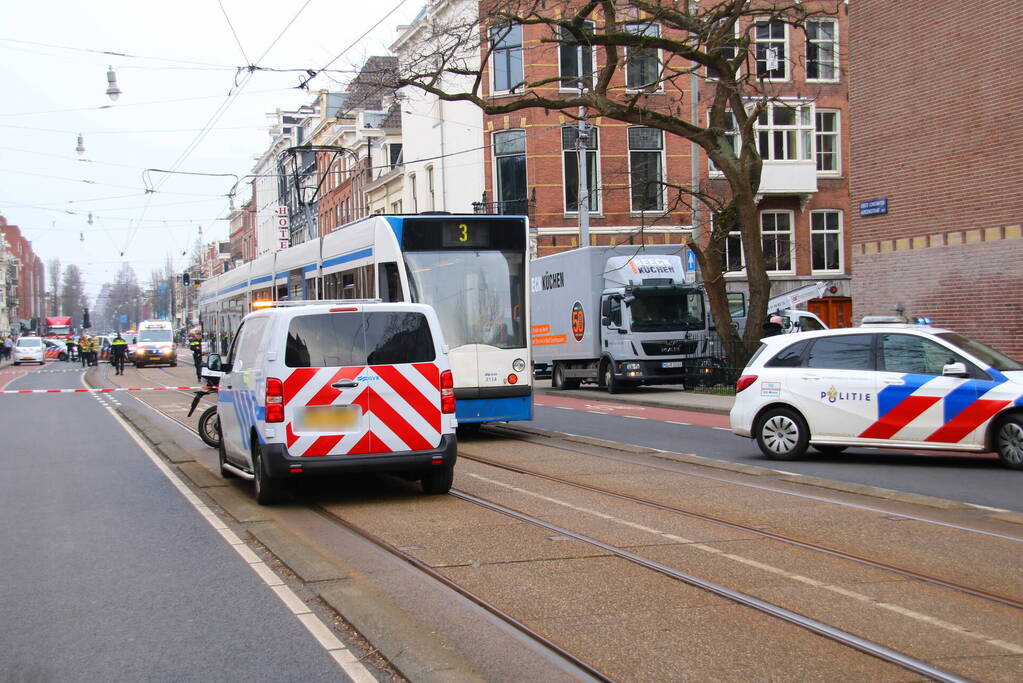 Fietser belandt onder tram