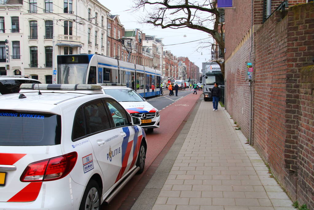 Fietser belandt onder tram