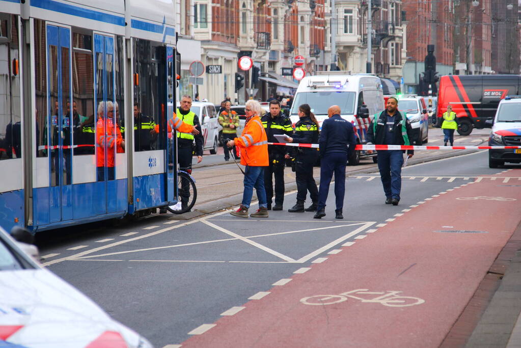 Fietser belandt onder tram