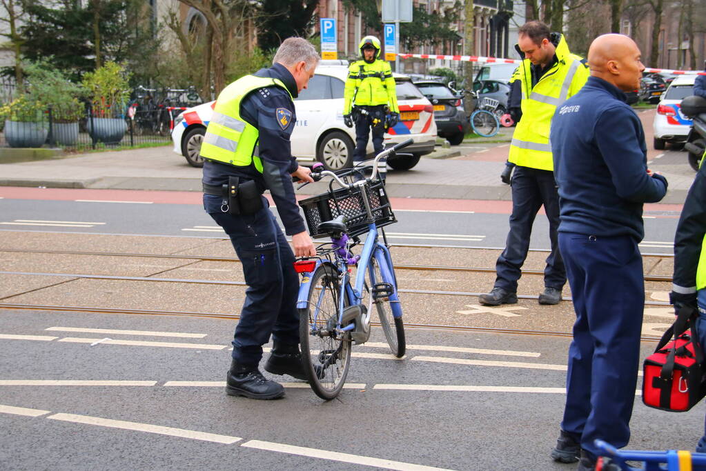 Fietser belandt onder tram