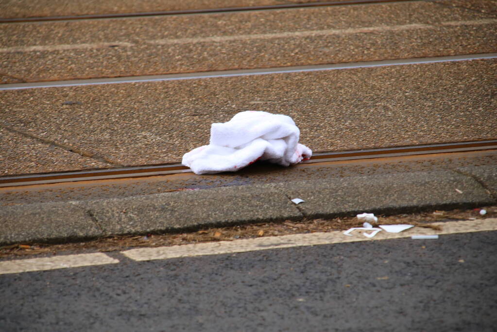Fietser belandt onder tram