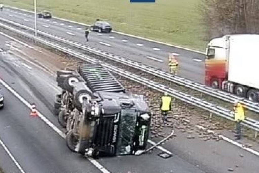 Snelweg dicht door gekantelde vrachtwagen met stenen