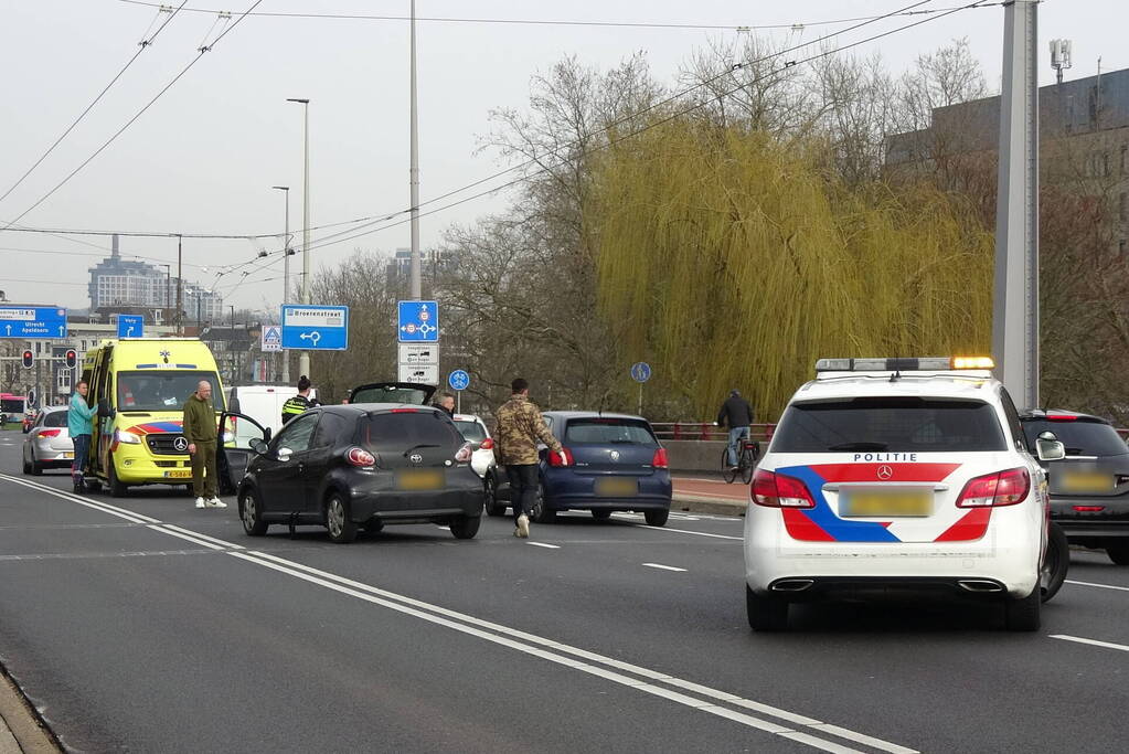 Meerder voertuigen betrokken bij botsing John Frostbrug