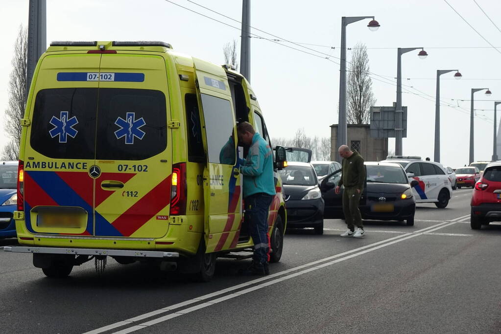 Meerder voertuigen betrokken bij botsing John Frostbrug