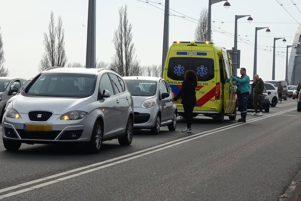 Meerder voertuigen betrokken bij botsing John Frostbrug
