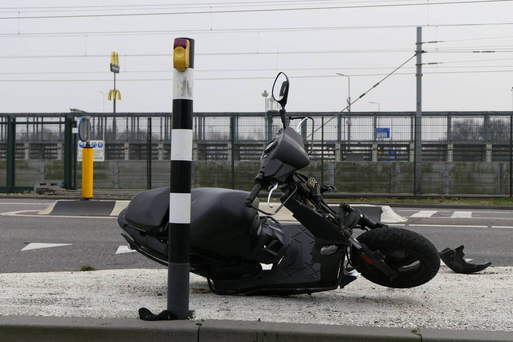 Scooterbestuurder in botsing met personenauto