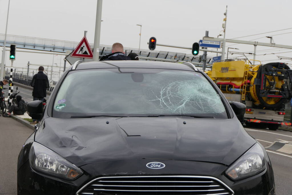 Scooterbestuurder in botsing met personenauto