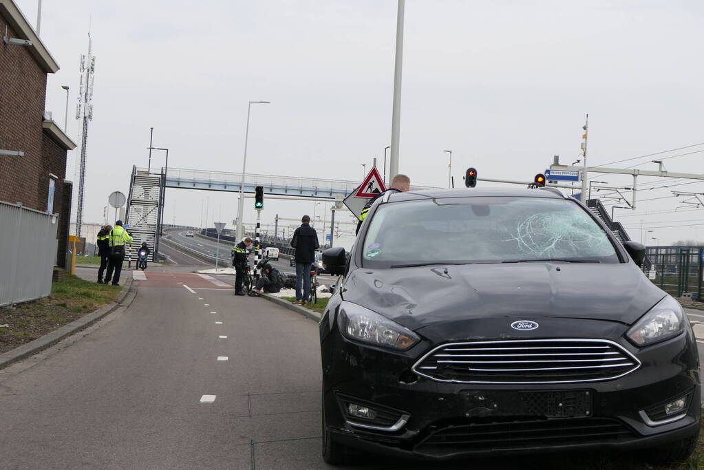 Scooterbestuurder in botsing met personenauto