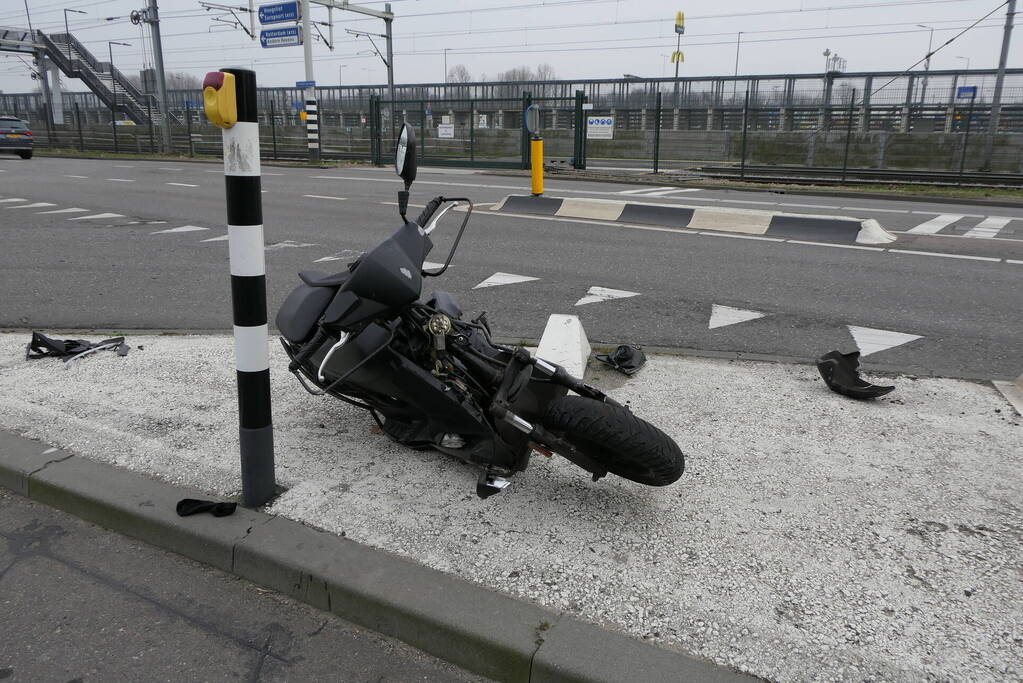 Scooterbestuurder in botsing met personenauto