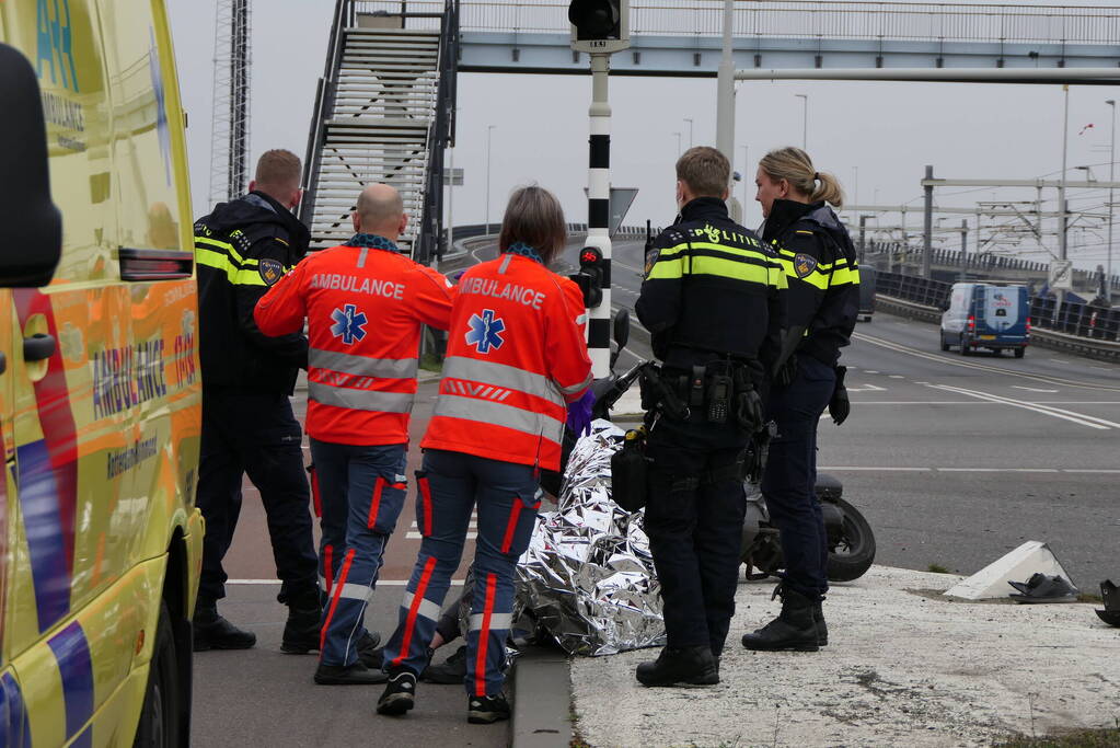 Scooterbestuurder in botsing met personenauto