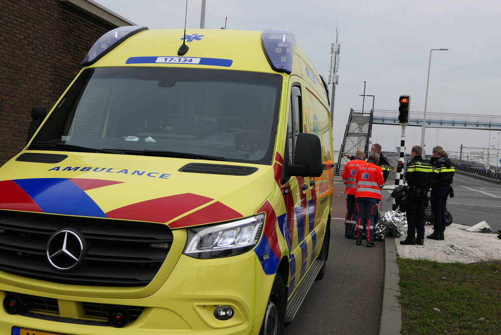 Scooterbestuurder in botsing met personenauto