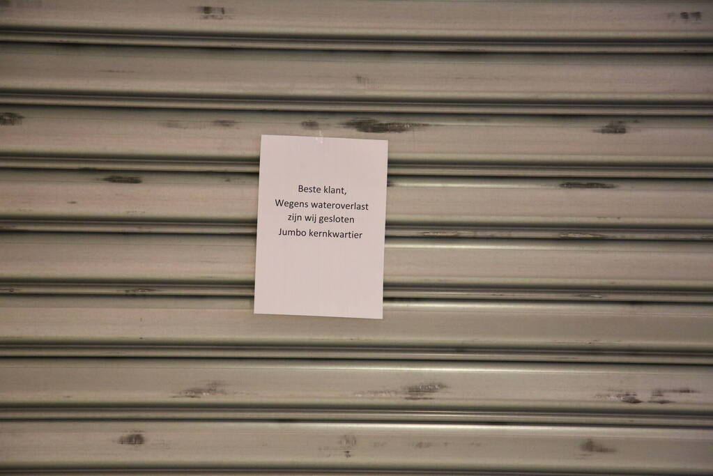 Hoofdleiding gesprongen in Jumbo supermarkt