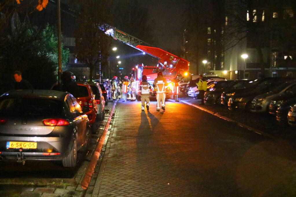 Flinke rookontwikkeling bij brand op dak