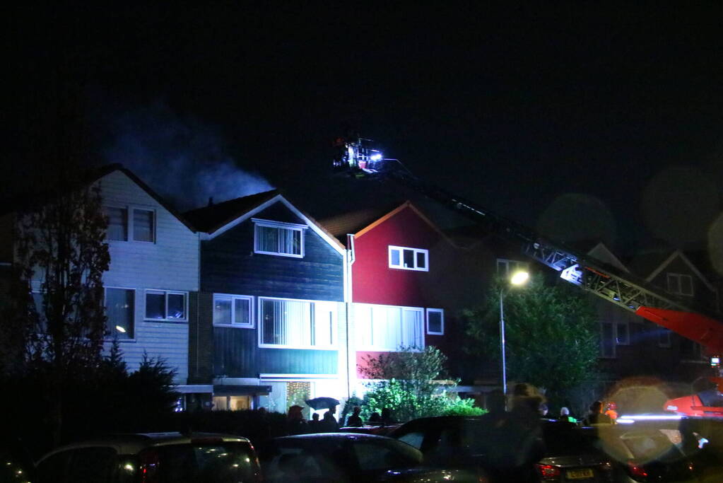 Flinke rookontwikkeling bij brand op dak
