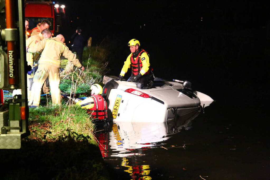 Bestelbus belandt in sloot, voertuig mogelijk gestolen