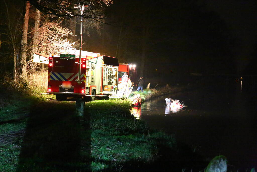 Bestelbus belandt in sloot, voertuig mogelijk gestolen