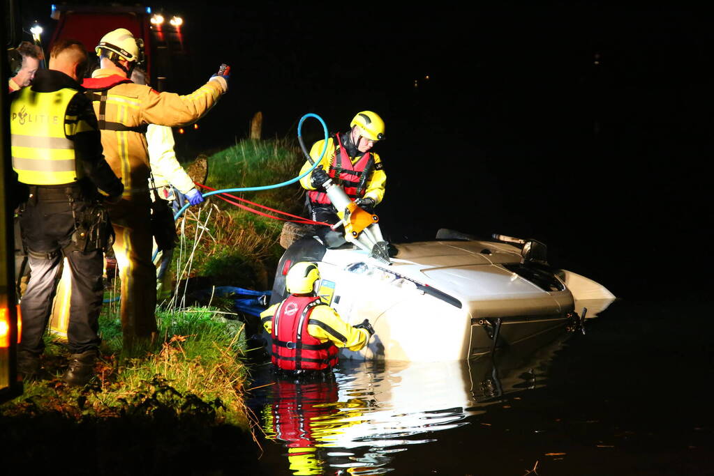 Bestelbus belandt in sloot, voertuig mogelijk gestolen