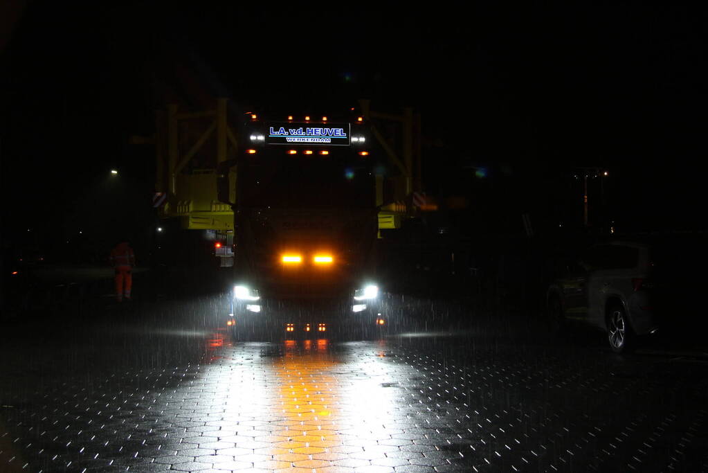 Grote constructie vervoerd naar haven