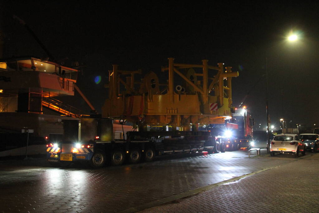 Grote constructie vervoerd naar haven