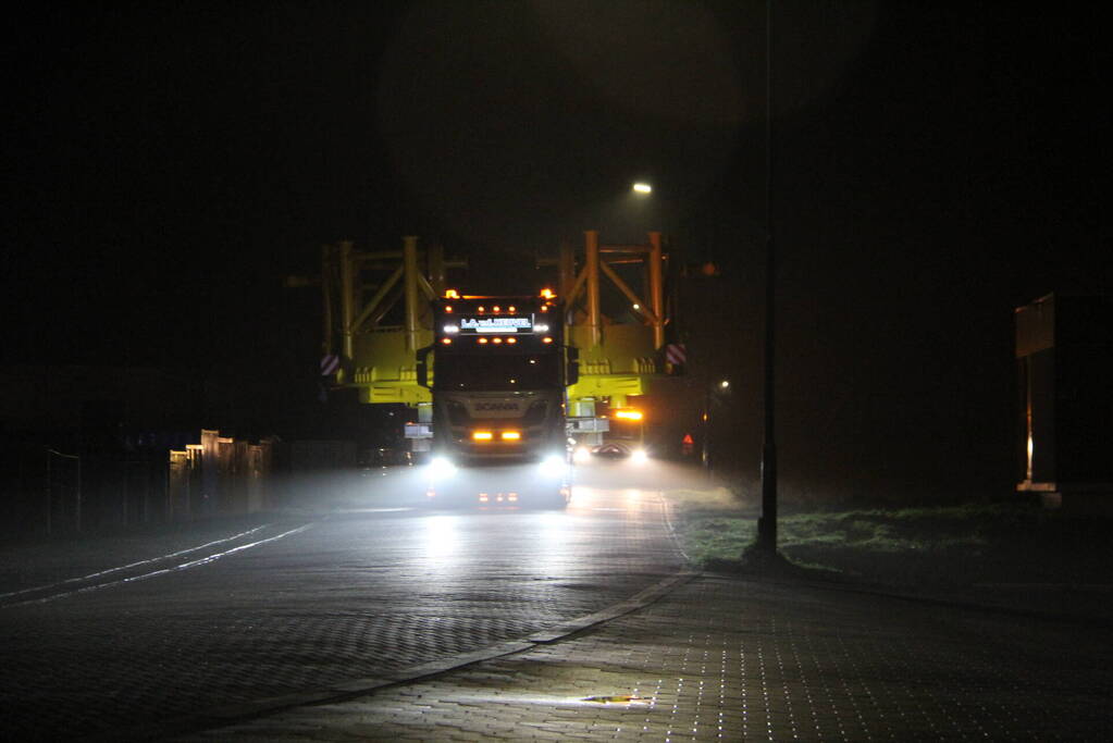 Grote constructie vervoerd naar haven