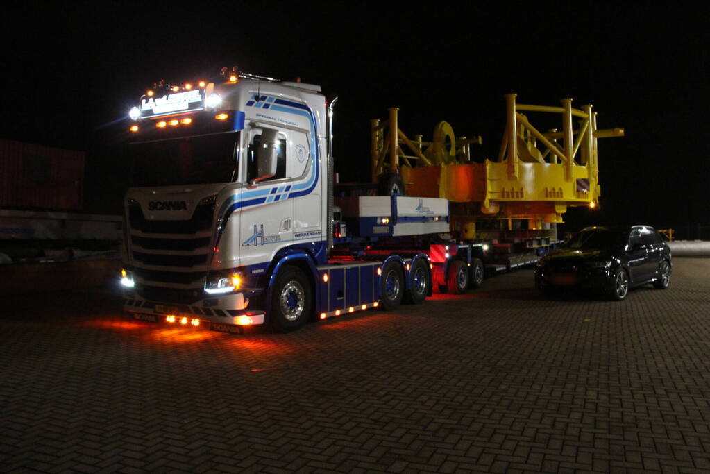 Grote constructie vervoerd naar haven