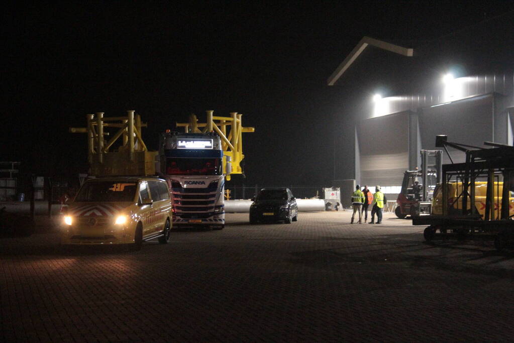 Grote constructie vervoerd naar haven