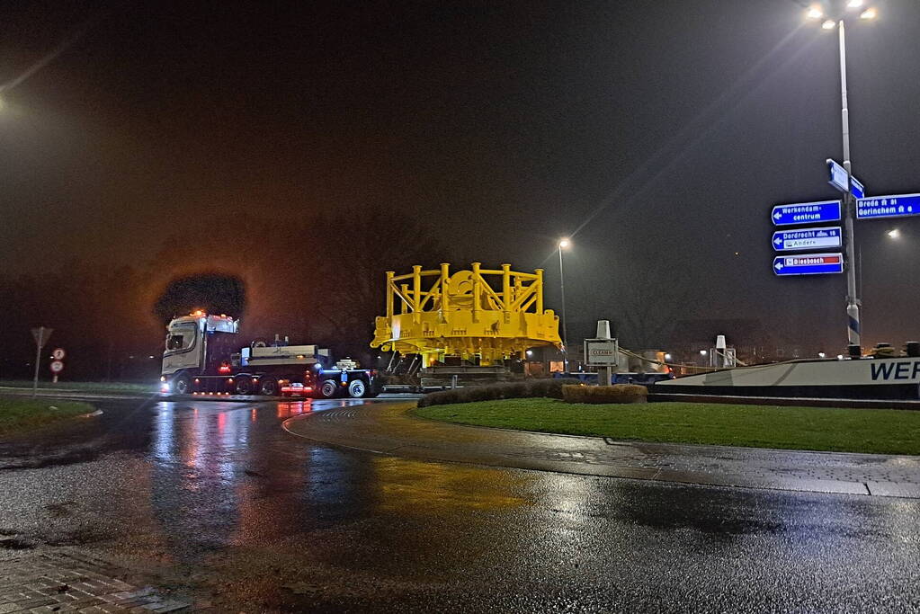 Grote constructie vervoerd naar haven
