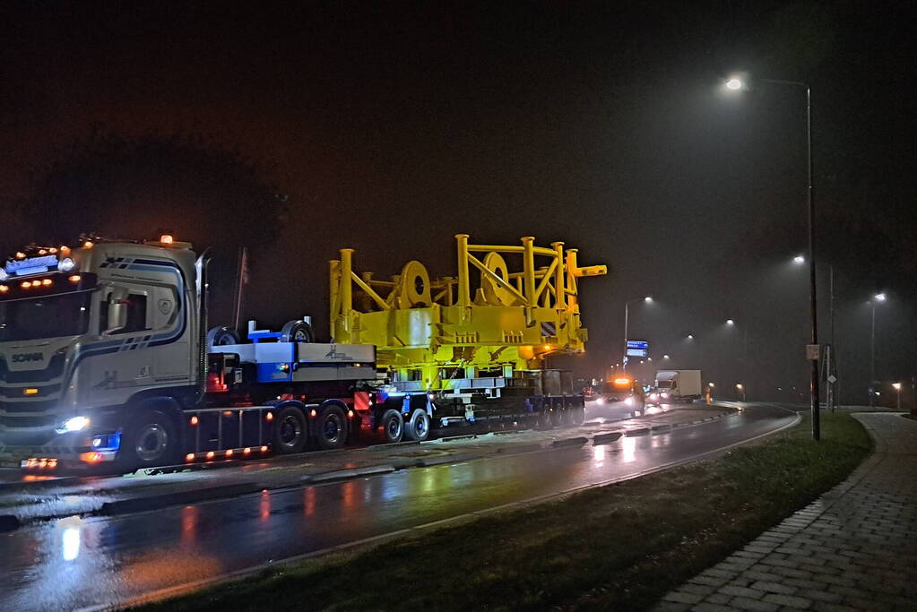 Grote constructie vervoerd naar haven