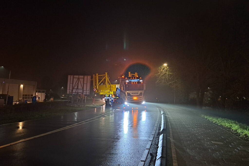 Grote constructie vervoerd naar haven