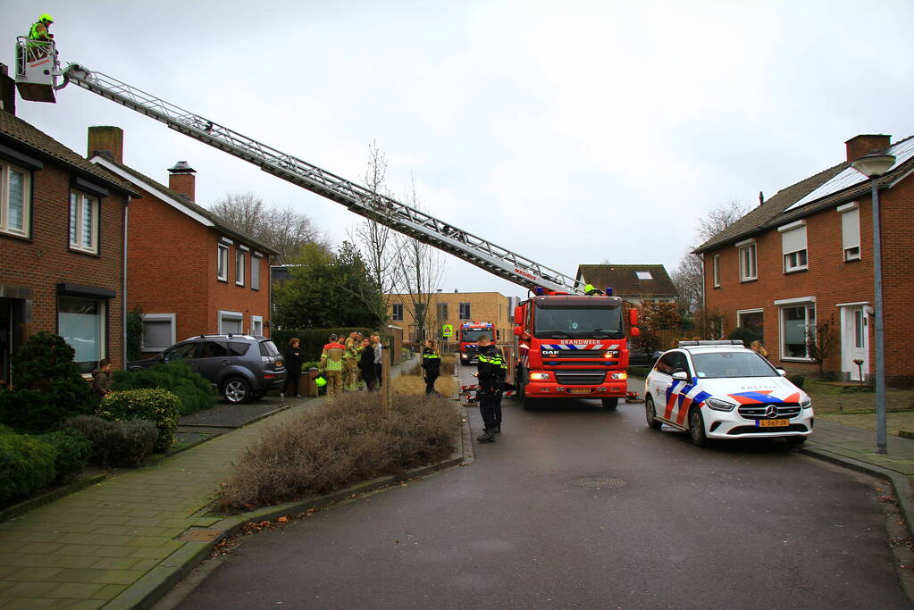 Brandweer controleert schoorsteen op brand