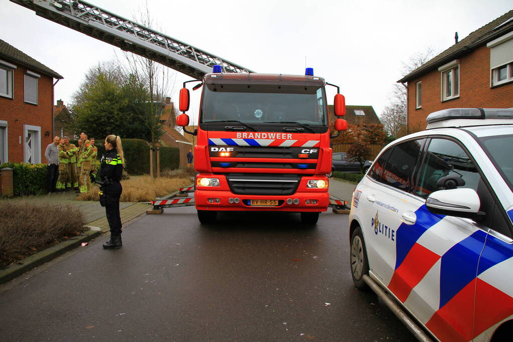 Brandweer controleert schoorsteen op brand