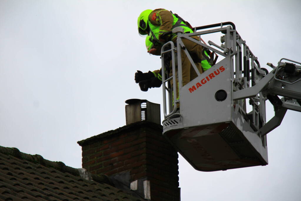 Brandweer controleert schoorsteen op brand