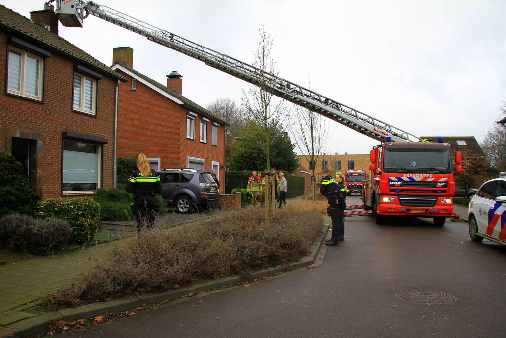 Brandweer controleert schoorsteen op brand