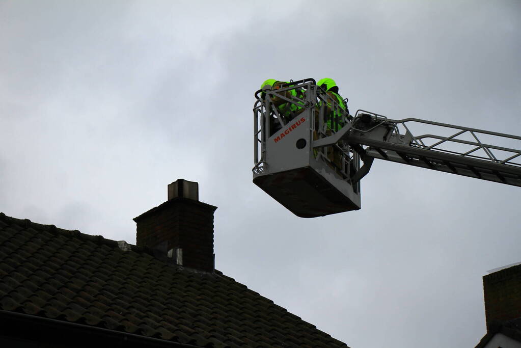 Brandweer controleert schoorsteen op brand