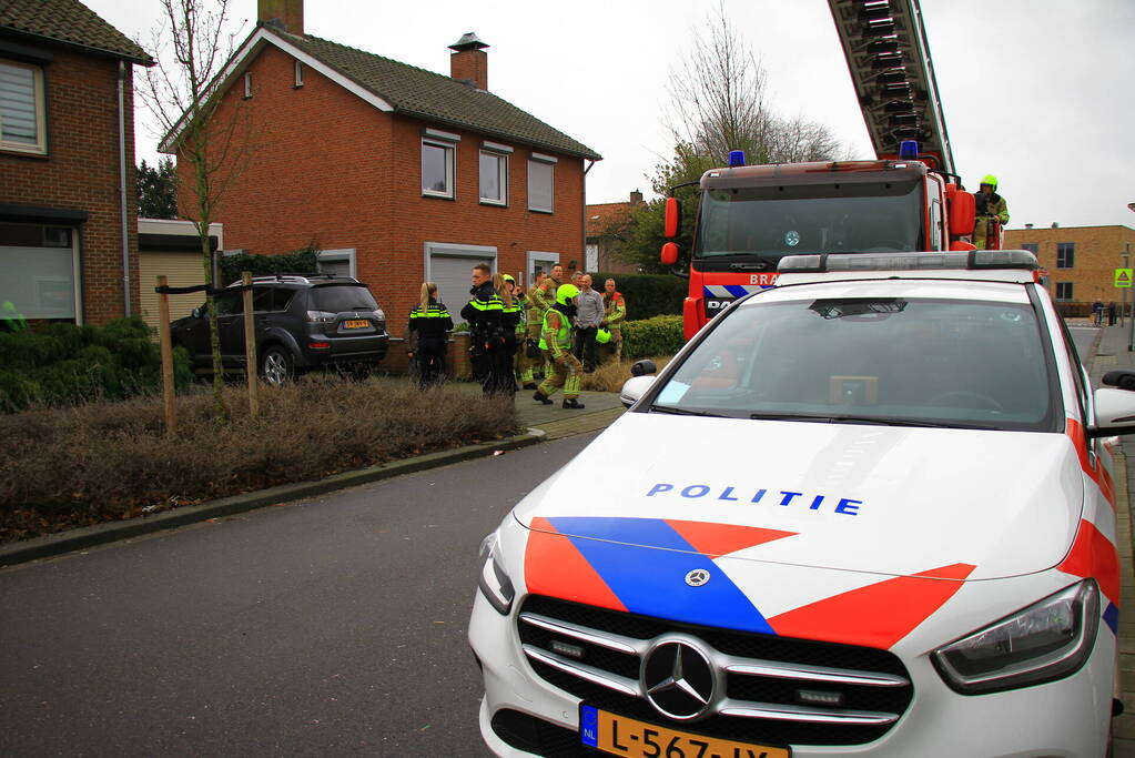Brandweer controleert schoorsteen op brand
