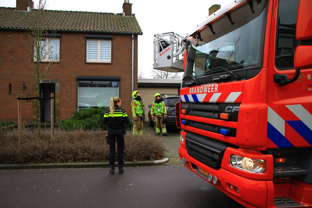 Brandweer controleert schoorsteen op brand