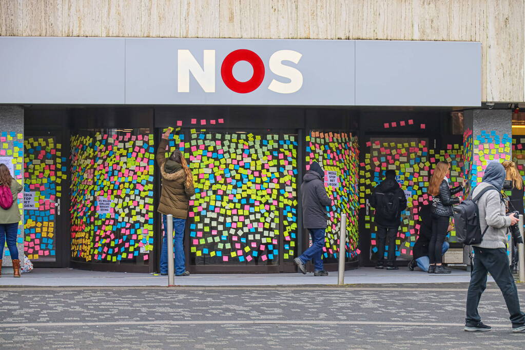 NOS pand beplakt met memo-papiertje