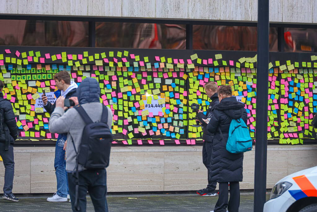 NOS pand beplakt met memo-papiertje