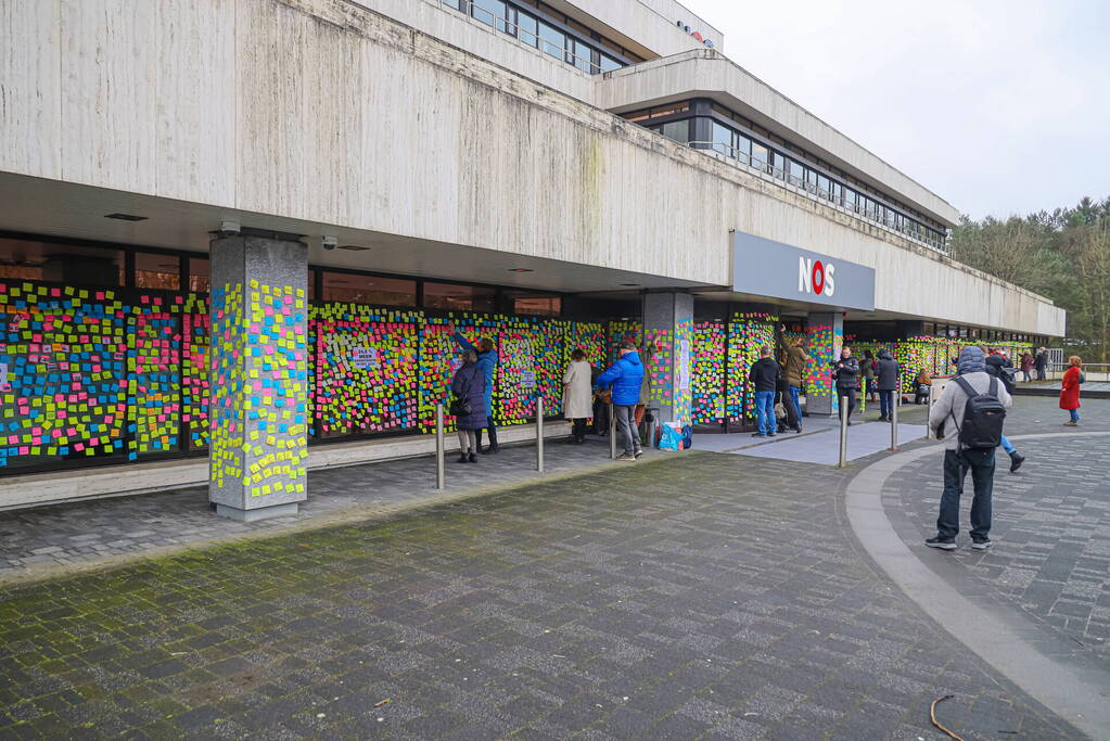 NOS pand beplakt met memo-papiertje