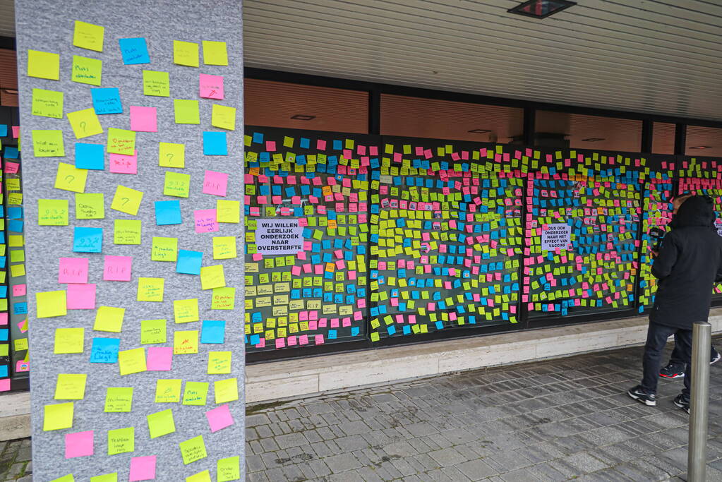 NOS pand beplakt met memo-papiertje