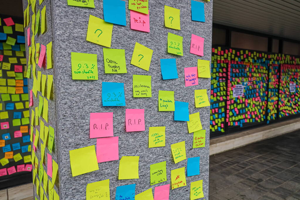 NOS pand beplakt met memo-papiertje