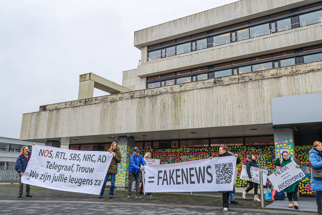 NOS pand beplakt met memo-papiertje