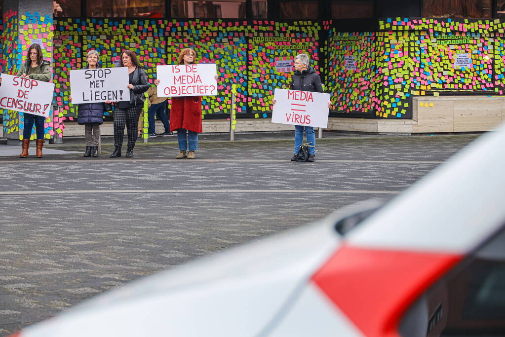 NOS pand beplakt met memo-papiertje