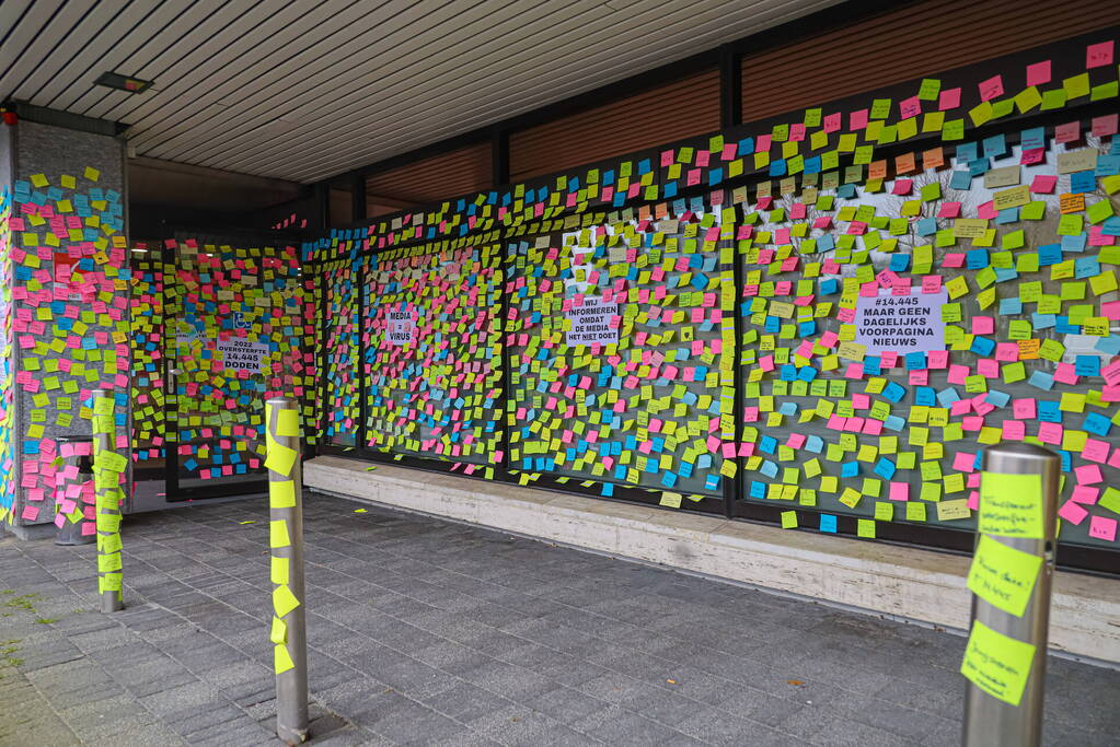 NOS pand beplakt met memo-papiertje