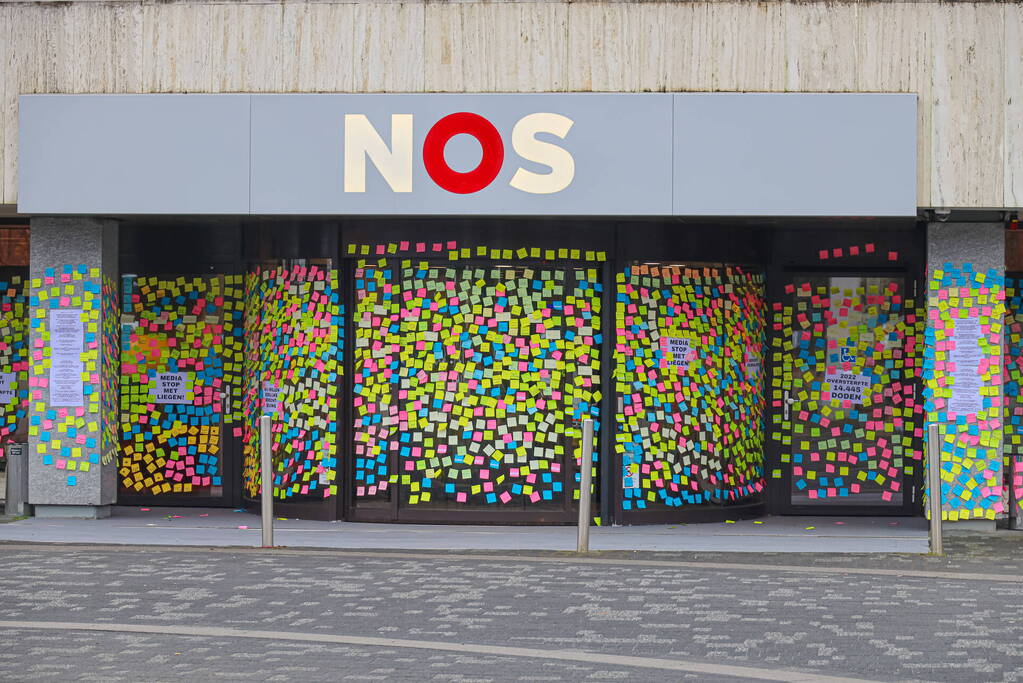 NOS pand beplakt met memo-papiertje