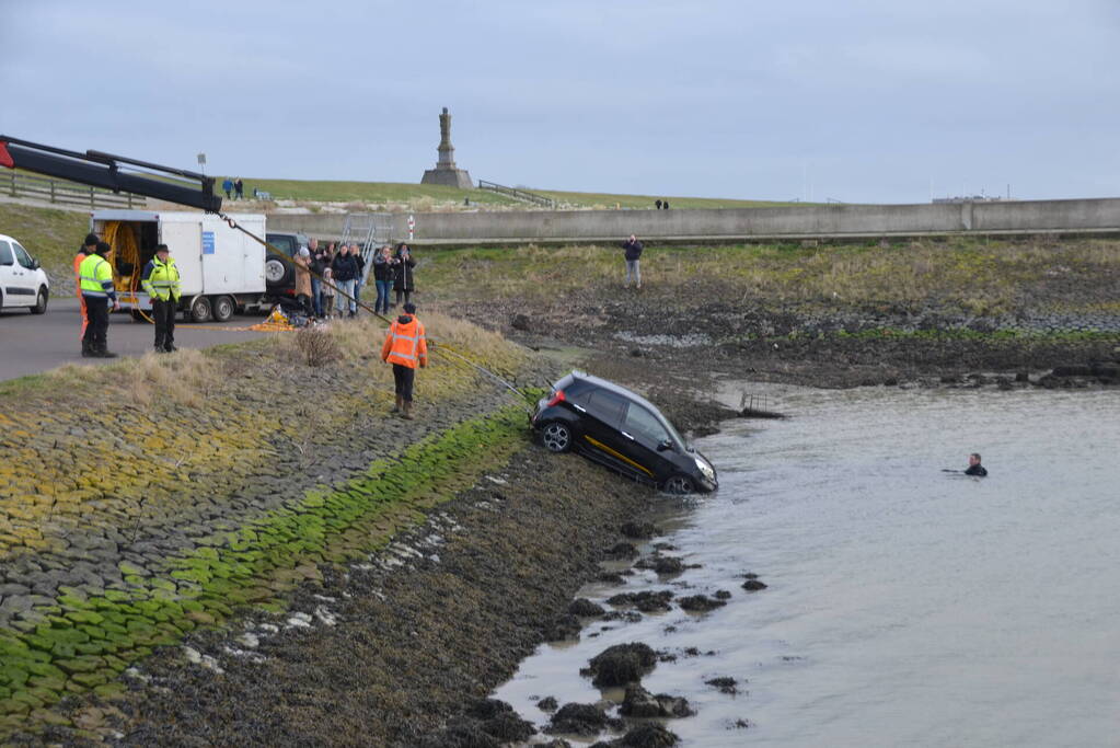 Auto rolt het water in