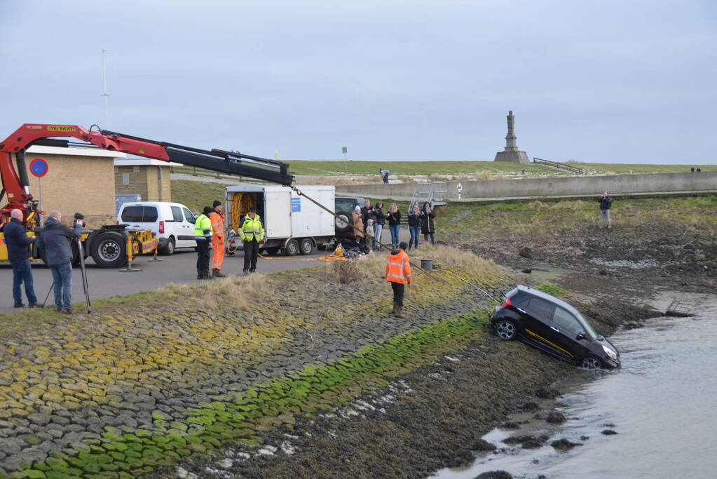 Auto rolt het water in