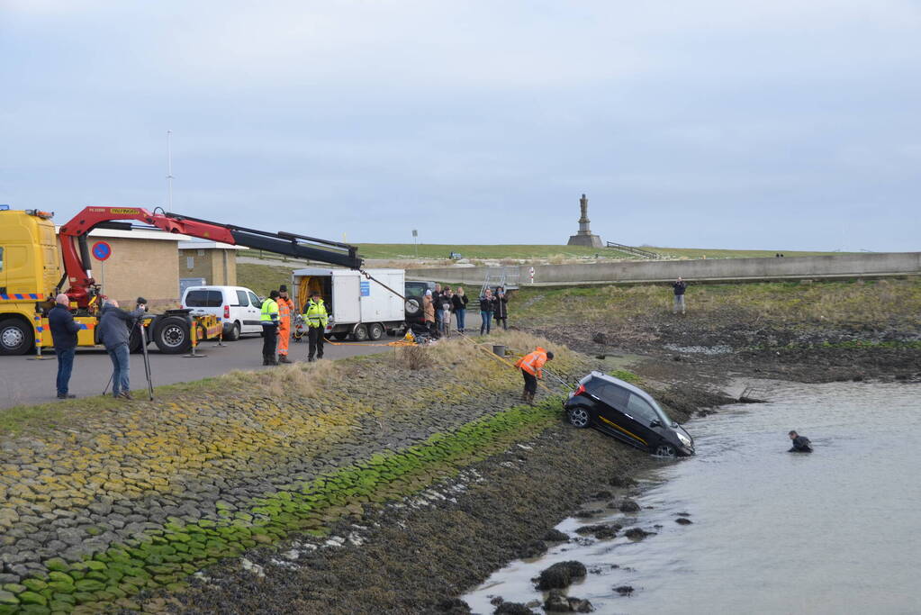 Auto rolt het water in