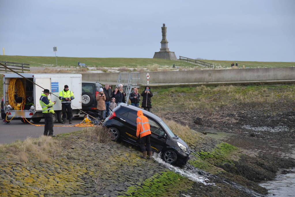Auto rolt het water in