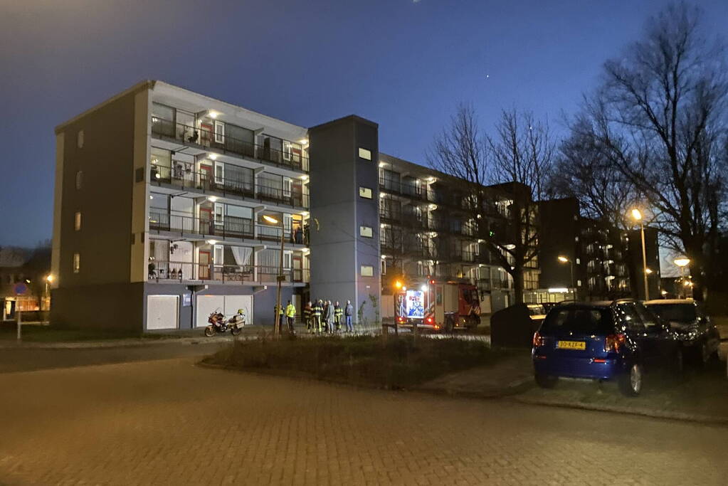 Brandweer verricht metingen bij gaslucht uit meterkast